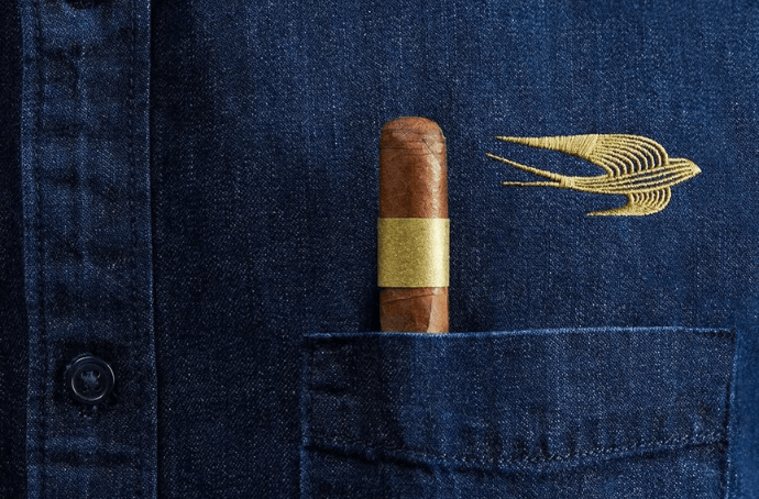 Cygaro wystające z kieszeni kurtki z logo Martell